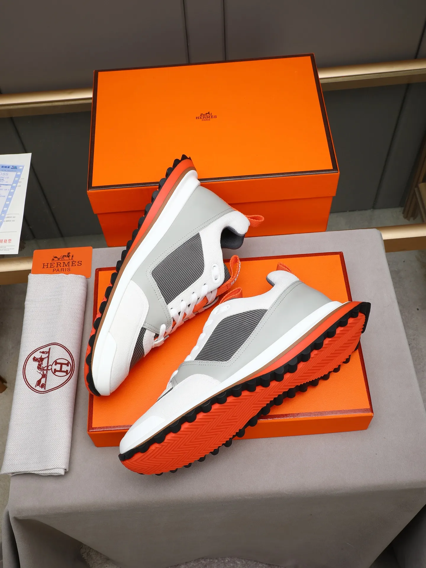 PP680【Hermes】fe new arrival~New Bouncing sneakers are the most comfortable shoes from Hermès. They are extremely light on the feet and look great. You won’t feel tired even when you go shopping and running around. 👍Very light and comfortable. Extremely light. Perfect for both sports and leisure. They feel great when you step on them! It’s up to you to choose, there’s always what you want~ ✔️Fabric: Imported first-layer cowhide ✔️Inner lining: Imported water-dyed cowhide ✔️Outsole: Seamless combination of IP+TPU (multi-color letters) German technology irradiation machine ✔️Code number: Male 38-44 (45 customized)